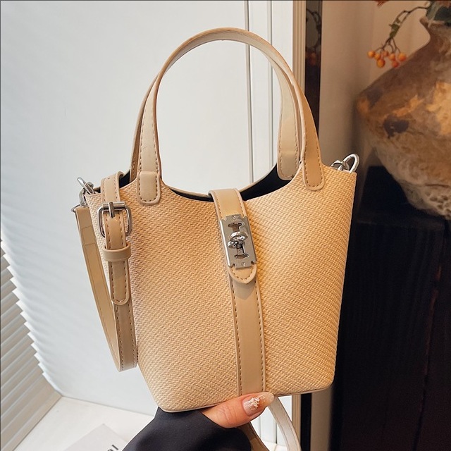 A Korean version of a niche mother-and-child bag with a simple lock buckle hand-held bucket bag for women, a new 2025 daily commuting single-shoulder crossbody bag full figure