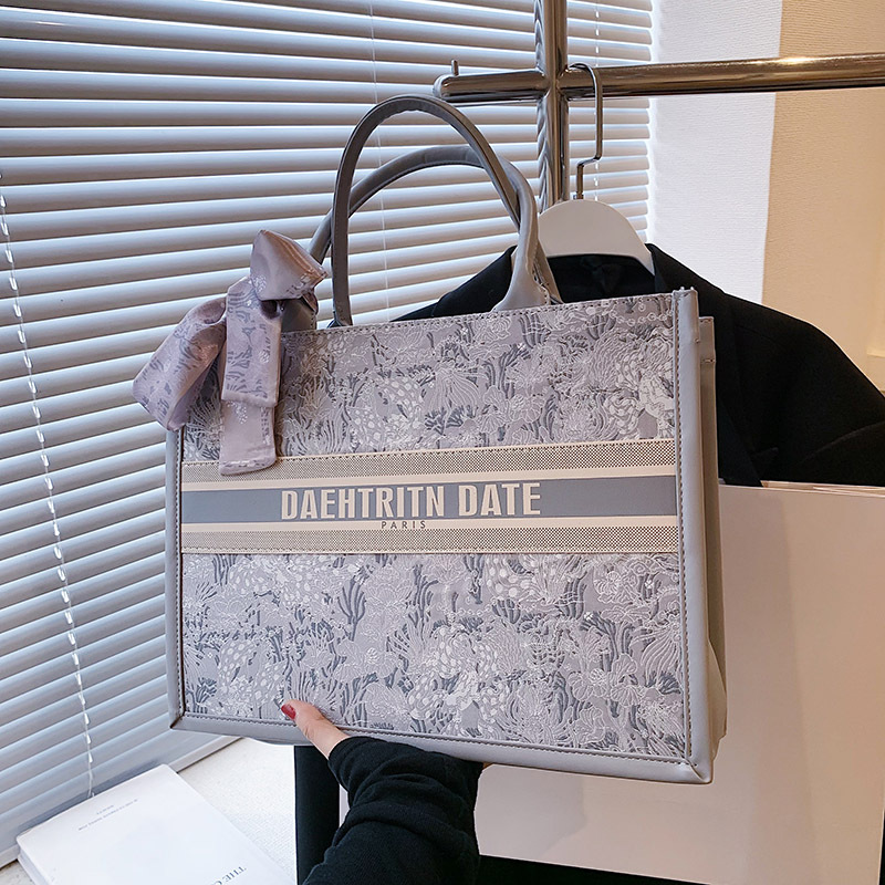 Large-capacity embroidered tote bag for women, high-end texture, niche commuter handbag, single-shoulder crossbody bag, casual large bag Application Scenario