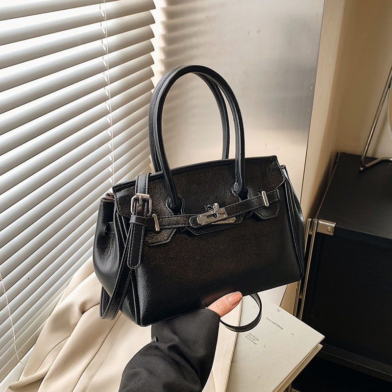 A new 2025 trendy Korean-style retro platinum handbag for women, a niche and high-end single-shoulder crossbody bag Application Scenario