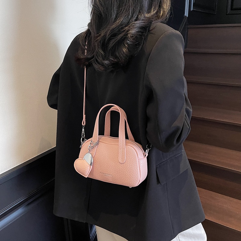 2025 New style lychee pattern fashionable and versatile hand-held pillow bag for women, stylish, casual and simple, versatile single-shoulder crossbody bag Application Scenario