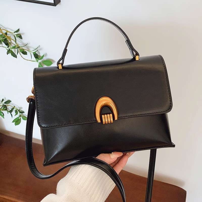 A niche design Korean-style casual and versatile handbag, a new 2024 stylish small square bag, a simple single-shoulder crossbody bag full figure