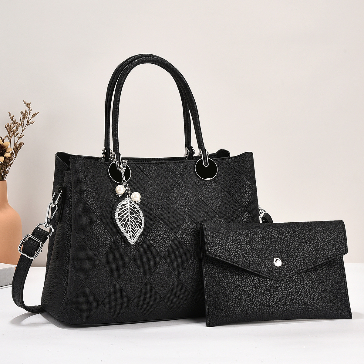 Wholesale of new 2024 spring style European and American mother-and-child handbags for women, large-capacity single-shoulder crossbody bags Application Scenario
