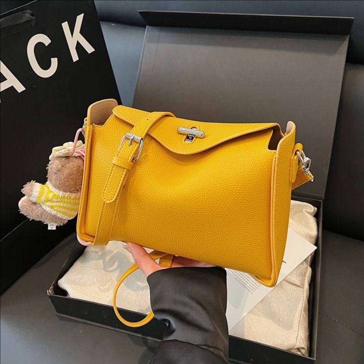 The 2025 new high-end and stylish lychee pattern hand-held underarm bag for women is fashionable and versatile. It's a single-shoulder crossbody bag for going out full figure