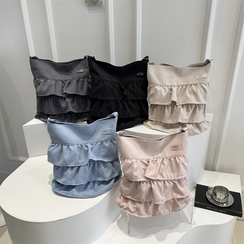 A new large-capacity fashionable Oxford fabric crossbody bag for women with a ruffled skirt hem in spring 2025 from South Korea Application Scenario