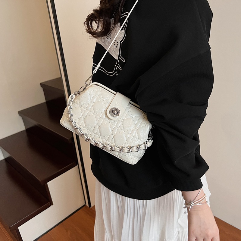 High-end diamond-shaped small chanel-style chain underarm bag 2025 new style fashionable mini exquisite versatile single-shoulder crossbody bag details Picture