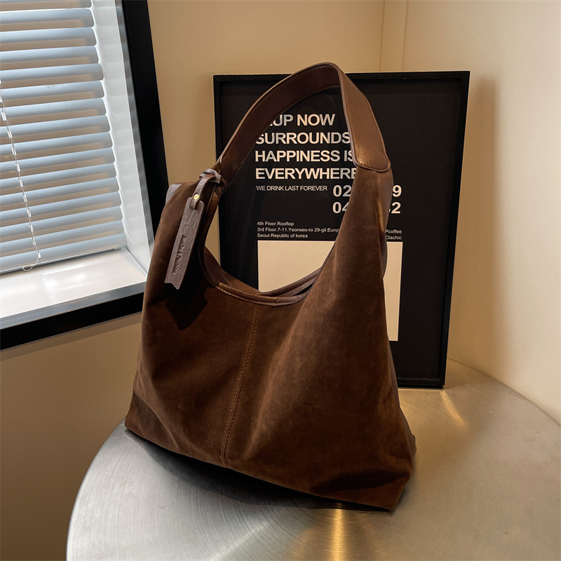 Fashionable and versatile, large-capacity underarm bag for women 2025, new retro casual tote bag, commuter casual single-shoulder bag Application Scenario