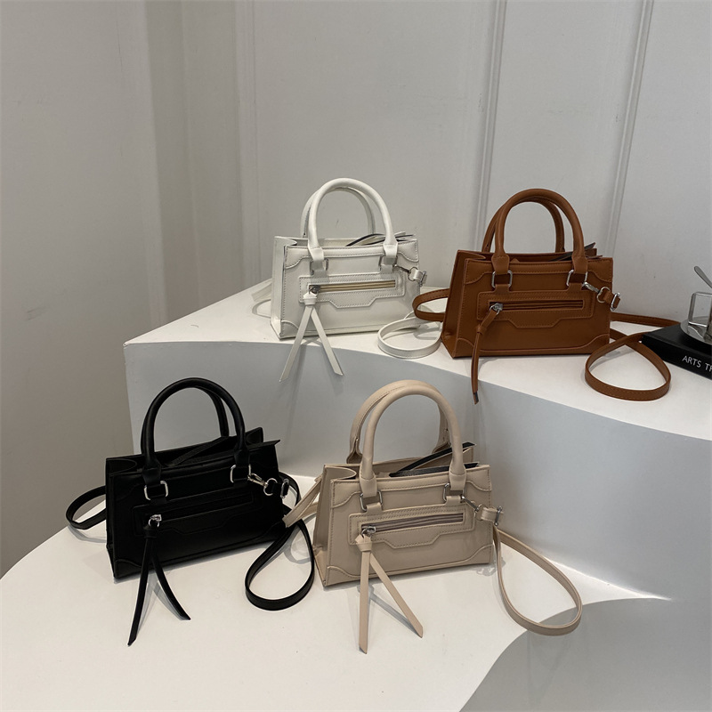 Korean-style Instagram casual and elegant handbag, trendy and stylish texture retro bag, women's bag, single-shoulder crossbody small square bag Application Scenario