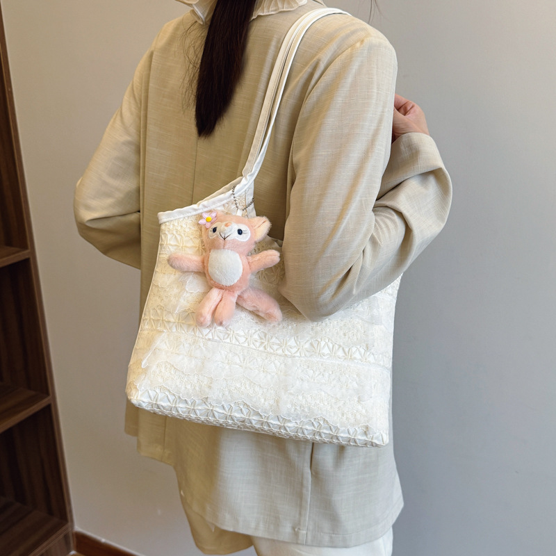 The 2025 new large-capacity tote bag is cute and versatile, fashionable and adorable. It is a lace underarm bag and a commuting single-shoulder bag Specification drawing