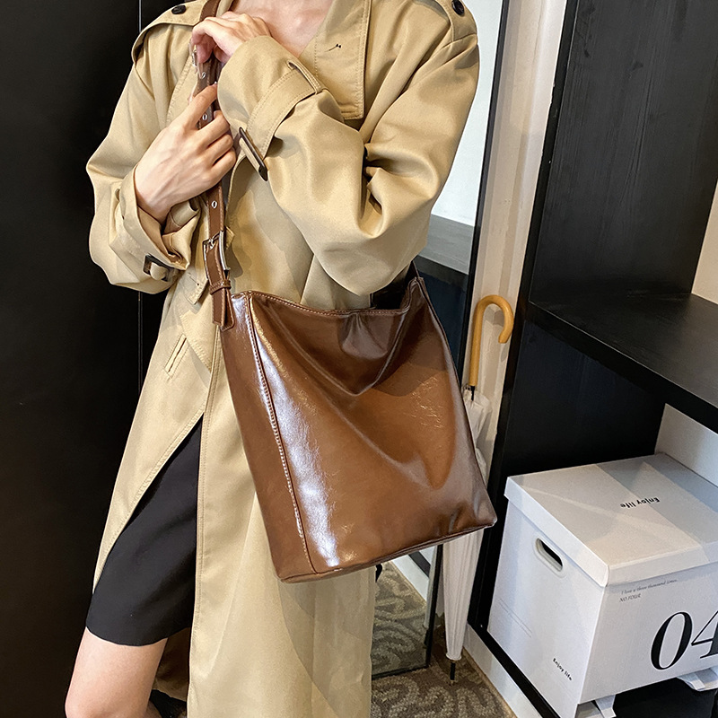 High-end oil-leather large-capacity bag for women 2024 new style, trendy and versatile commuting single-shoulder crossbody bag, fashionable tote bag Application Scenario