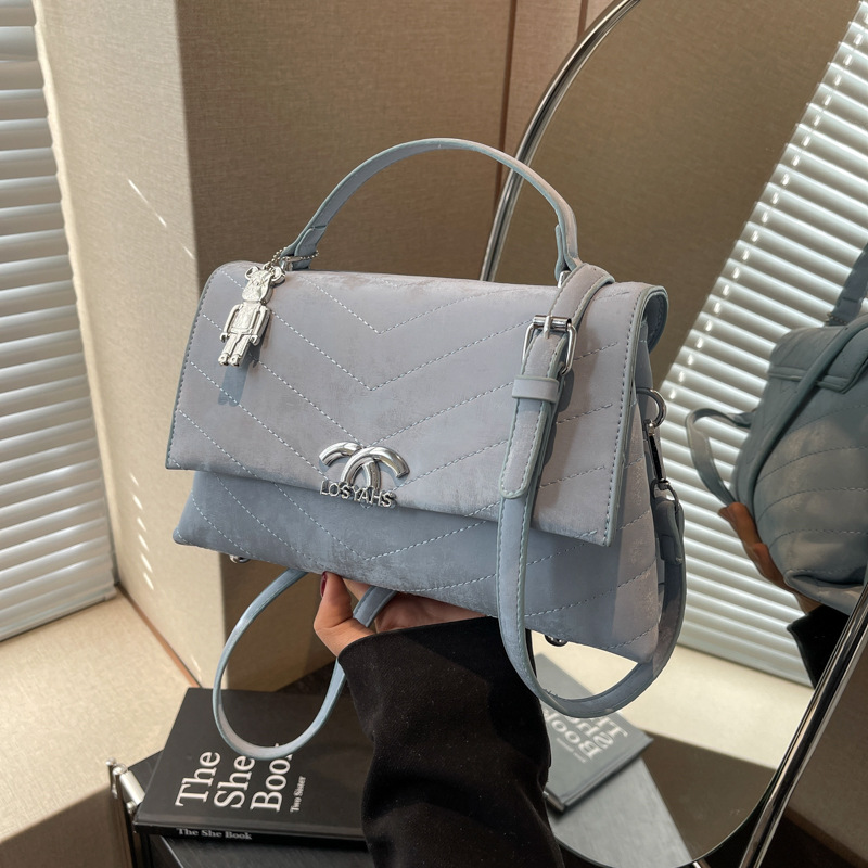 This is a new, simple, casual and versatile commuting handbag for women in 2025. It is a high-end single-shoulder crossbody bag details Picture