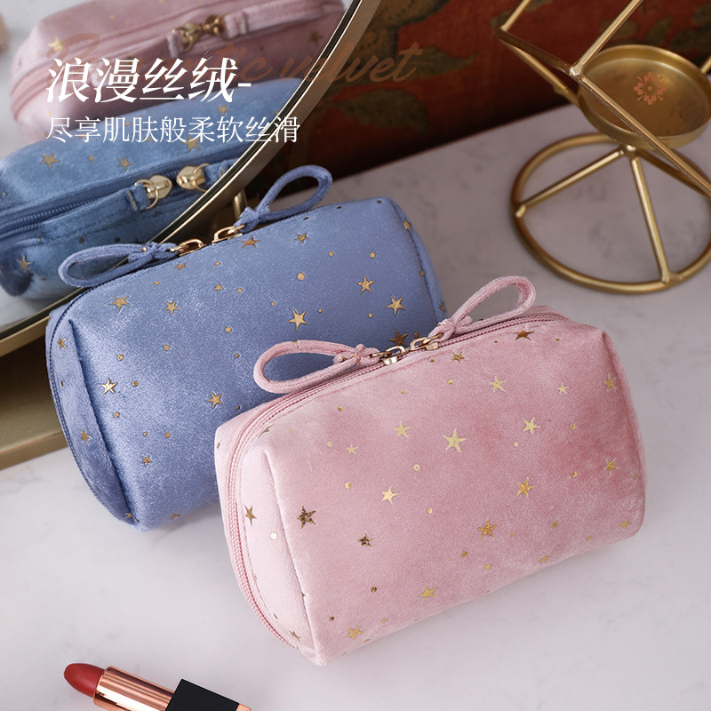 Velvet Star hand-held makeup bag, simple and portable storage bag, beautiful and trendy red envelope phone storage bag for young girls Application Scenario