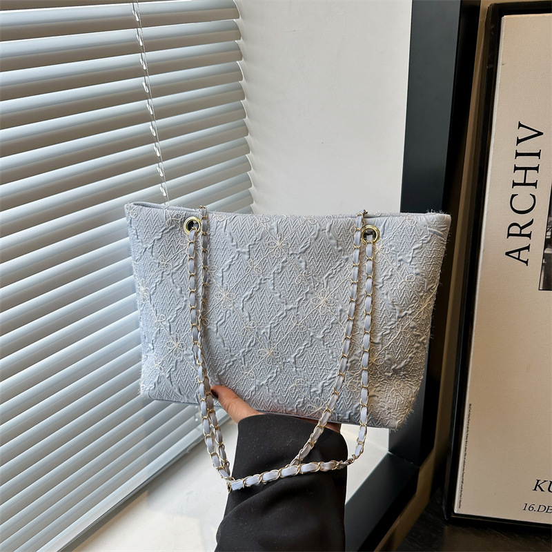 Trendy and fashionable women's single-shoulder underarm bag 2025, large-capacity simple tote bag for women, student commuting to school full figure