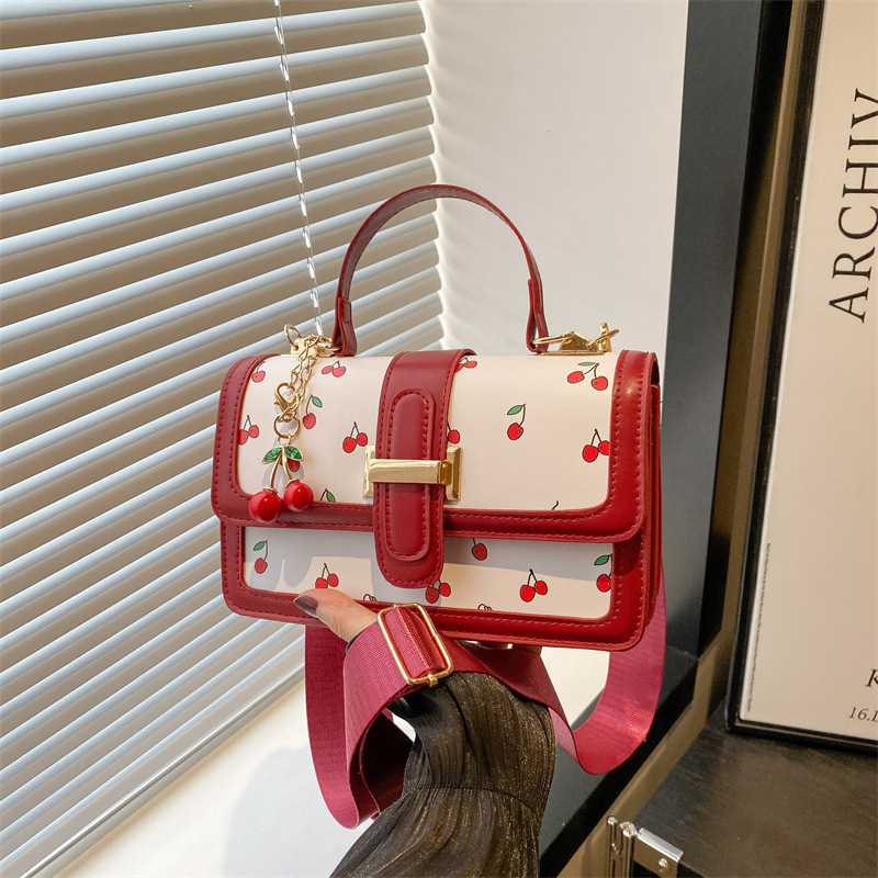 High-end quality fashionable handbag for women, Spring/Summer 2025 new trendy and niche crossbody bag, stylish and versatile small square bag full figure