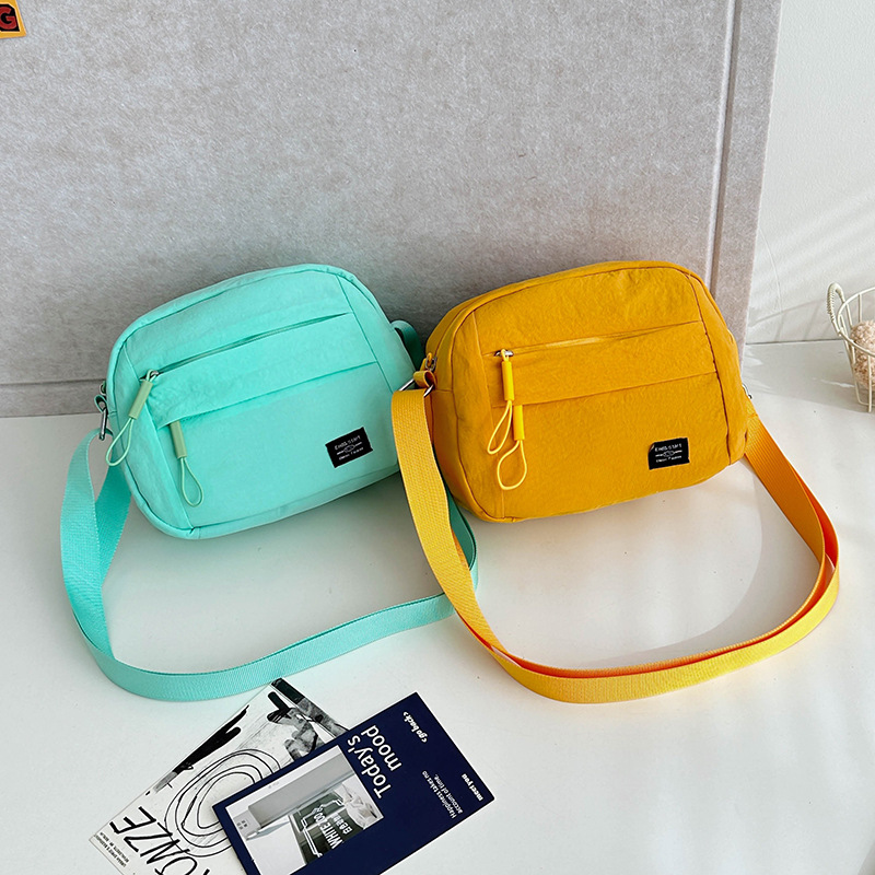 2024 New Korean-style casual and versatile women's crossbody single-shoulder canvas bag, middle-aged and elderly coin purse, solid color trendy women's bag Application Scenario