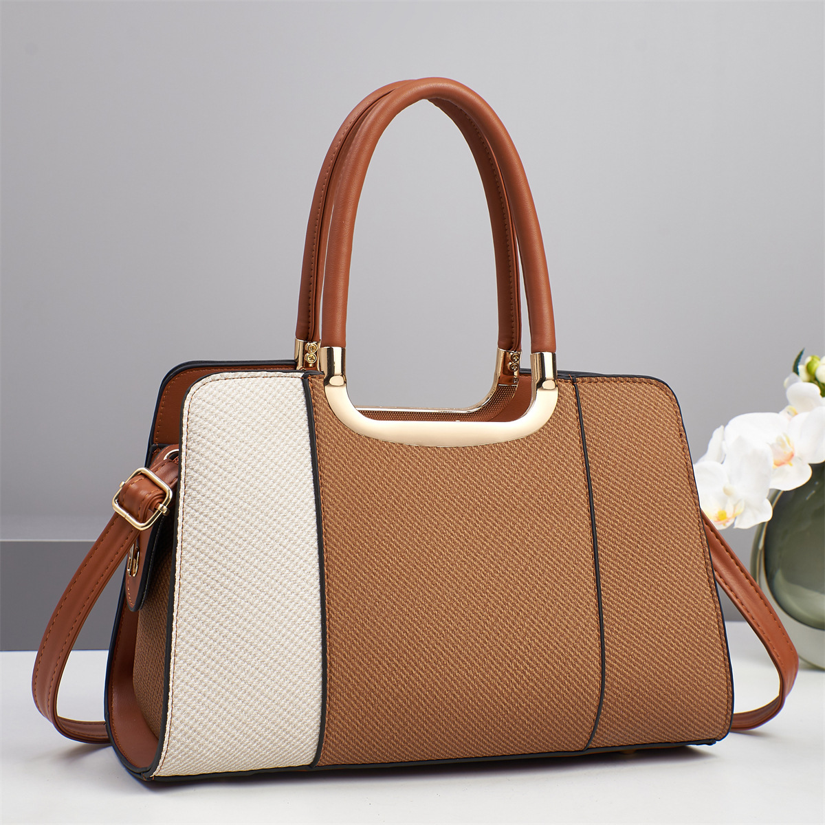 The new large-capacity 2025 handbag from an export-oriented manufacturer is a trendy and versatile single-shoulder bag. It can be worn diagonally over one shoulder as a gift Application Scenario