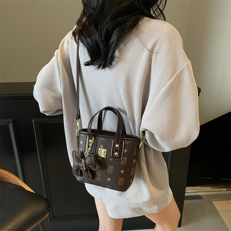 Korean-style printed hand-held vegetable basket bag for women 2025 new style, fashionable and versatile bucket bag, stylish single-shoulder crossbody bag Application Scenario
