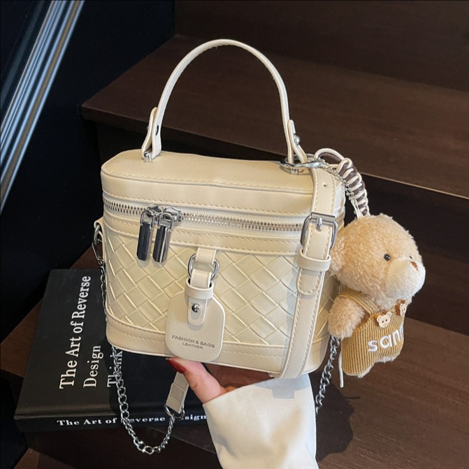 The 2025 new simple, fashionable and casual hand-held box bag is a high-end, niche, versatile and stylish single-shoulder crossbody bag for women full figure