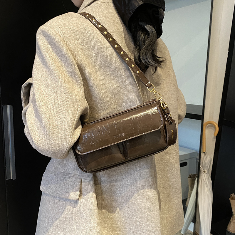 Retro bag for women, 2024 new style, single-shoulder and underarm bag for work and commuting, large capacity, niche design, crossbody small square bag Application Scenario