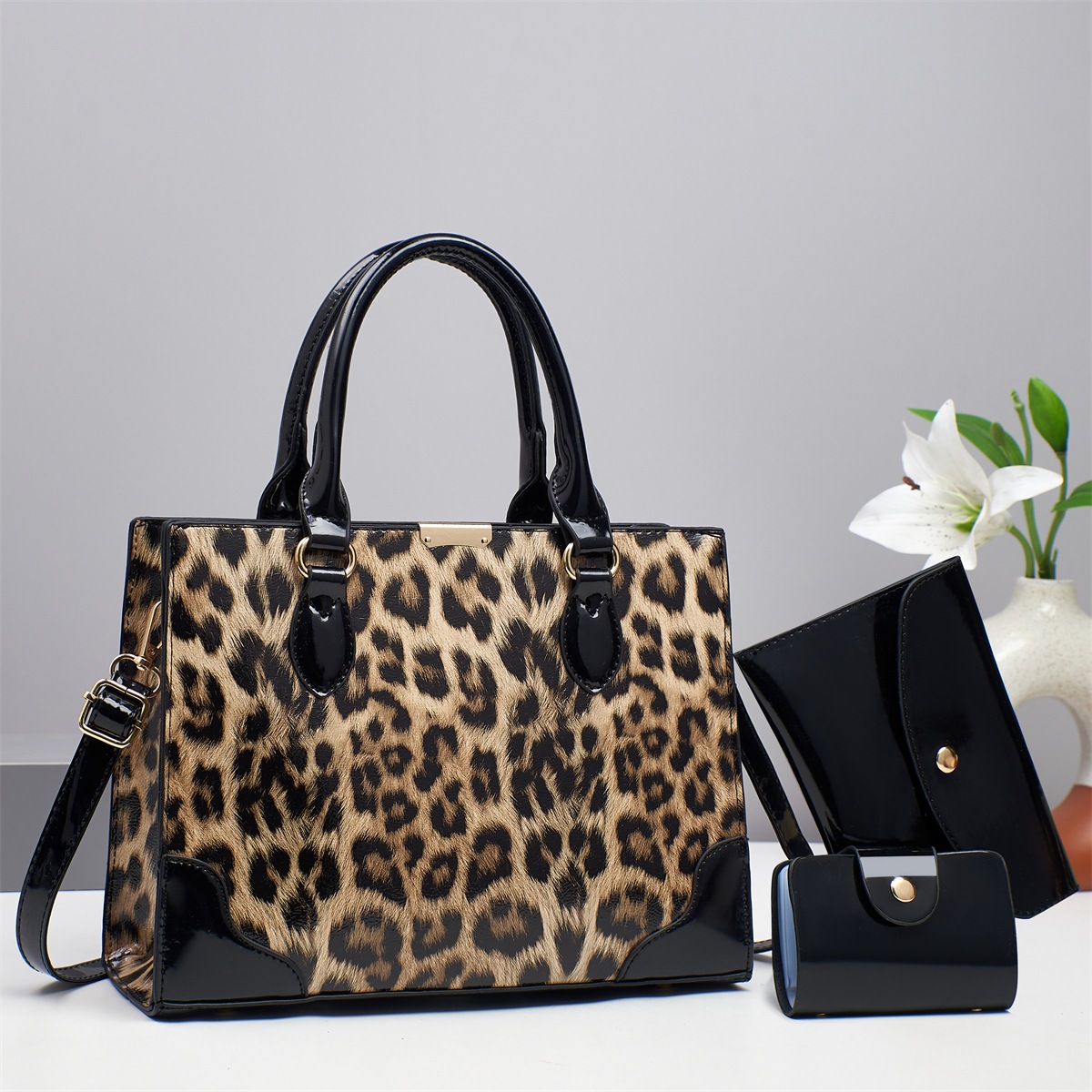 A new set of high-end women's bags, a light luxury and niche leopard print crossbody bag with a large capacity for commuting details Picture