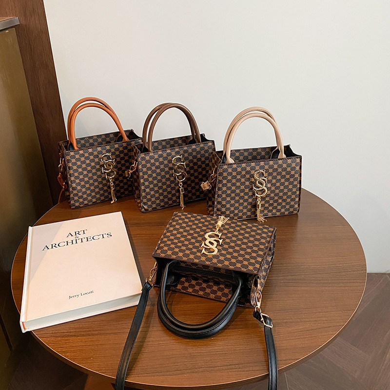 A new Spring/Summer 2025 fashionable and simple checkered handbag, a retro and stylish single-shoulder crossbody small square bag for commuting Application Scenario