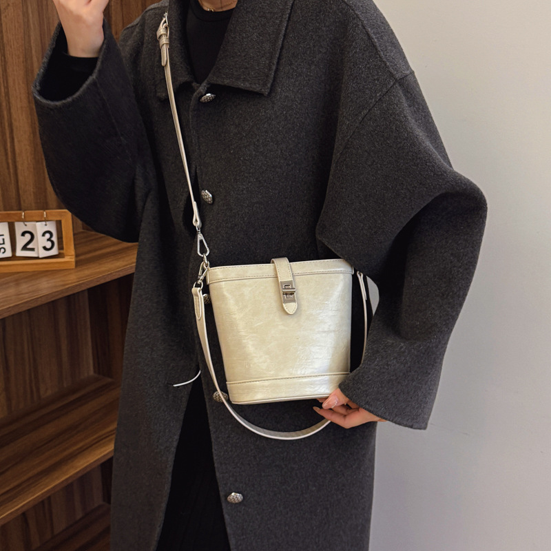 High-end bucket bag for women, 2025 new retro soft leather underarm bag, light luxury and niche design, single-shoulder crossbody bag Application Scenario