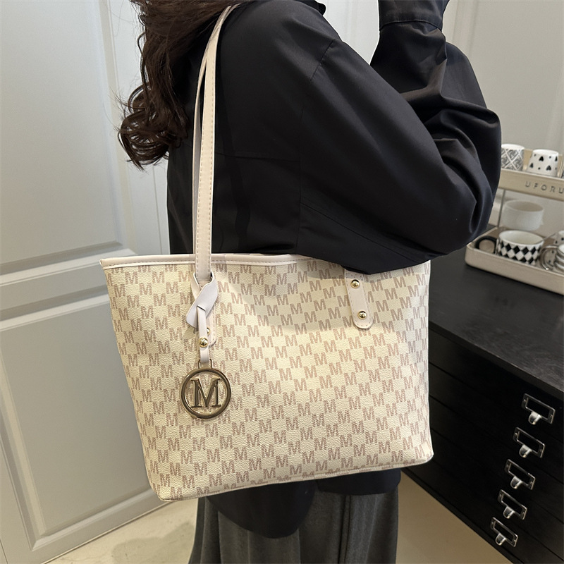 Large-capacity commuter tote bag, fashionable printed large bag for women, 2025 new style college student commuting single-shoulder bag details Picture