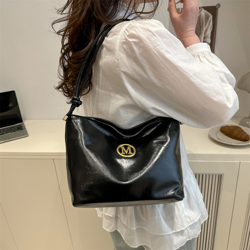 This year's popular handbag, the 2025 new fashion single-shoulder crossbody bag, is versatile and has a large capacity for commuting details Picture