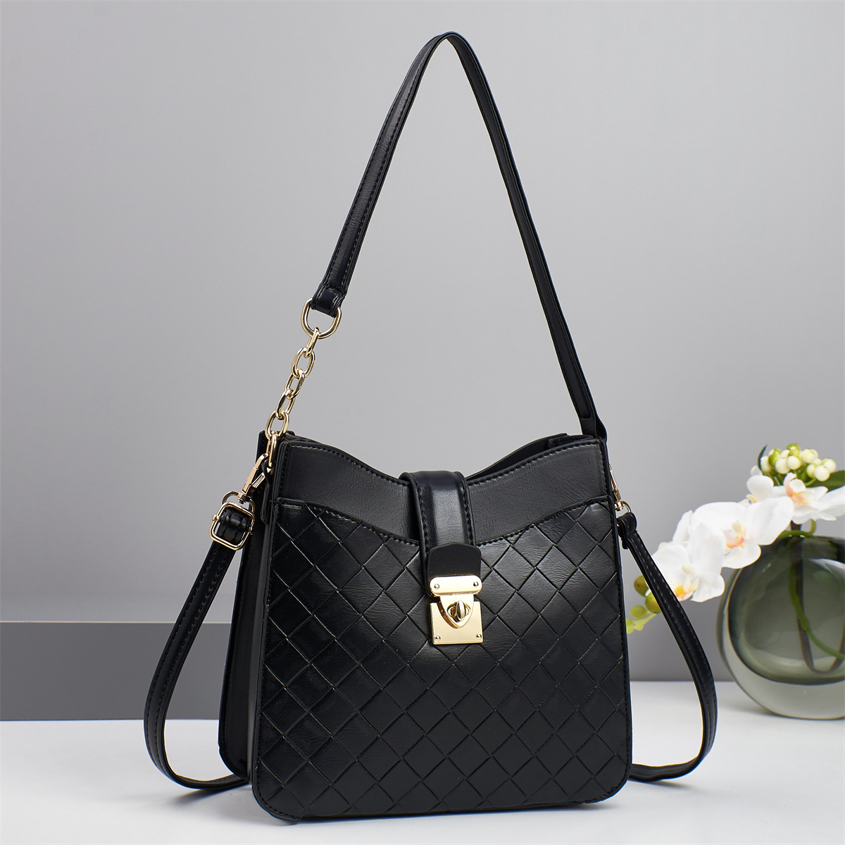 This high-end foreign trade bag for women in 2025 features a niche design woven single-shoulder bag that is casual and versatile with a high-quality crossbody feel details Picture