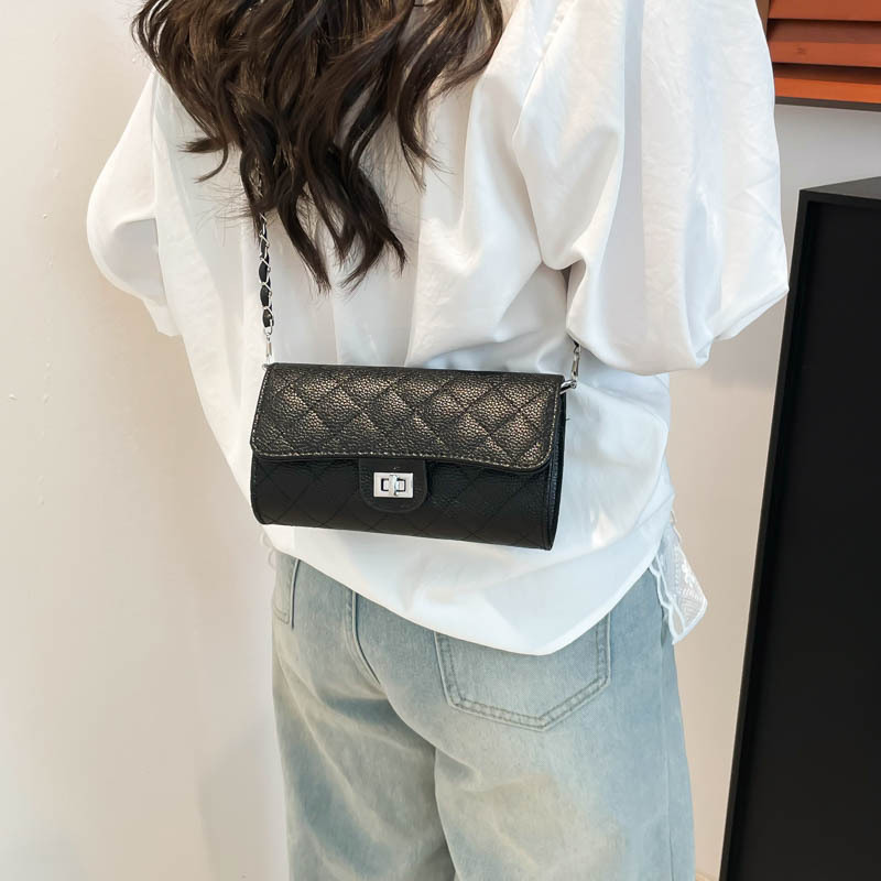A new small chanel-style hand-held women's bag with diamond-shaped embroidery thread and beaded design, a high-end chain single-shoulder crossbody bag for women Specification drawing