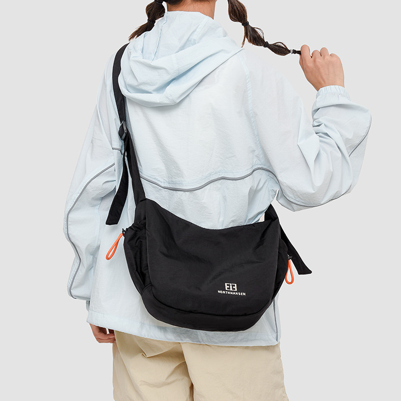 A new 2024 women's casual fitness sports bag with a large capacity, lightweight single-shoulder water-resistant Oxford fabric crossbody details Picture