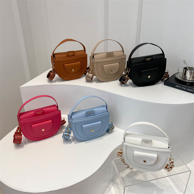 The 2024 new style of fashionable and simple urban trend hand-held saddle bag, large-capacity single-shoulder bag, and elegant crossbody bag are perfect for women Application Scenario