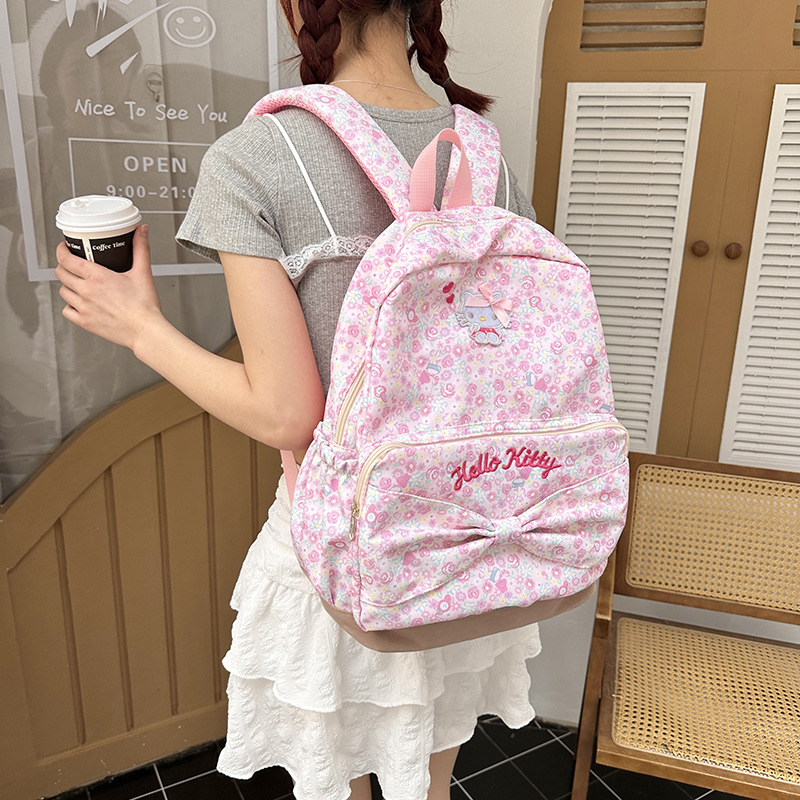 A sweet and cute large-capacity backpack with floral prints for cross-border girls. A cartoon backpack for junior high school and primary school students Application Scenario