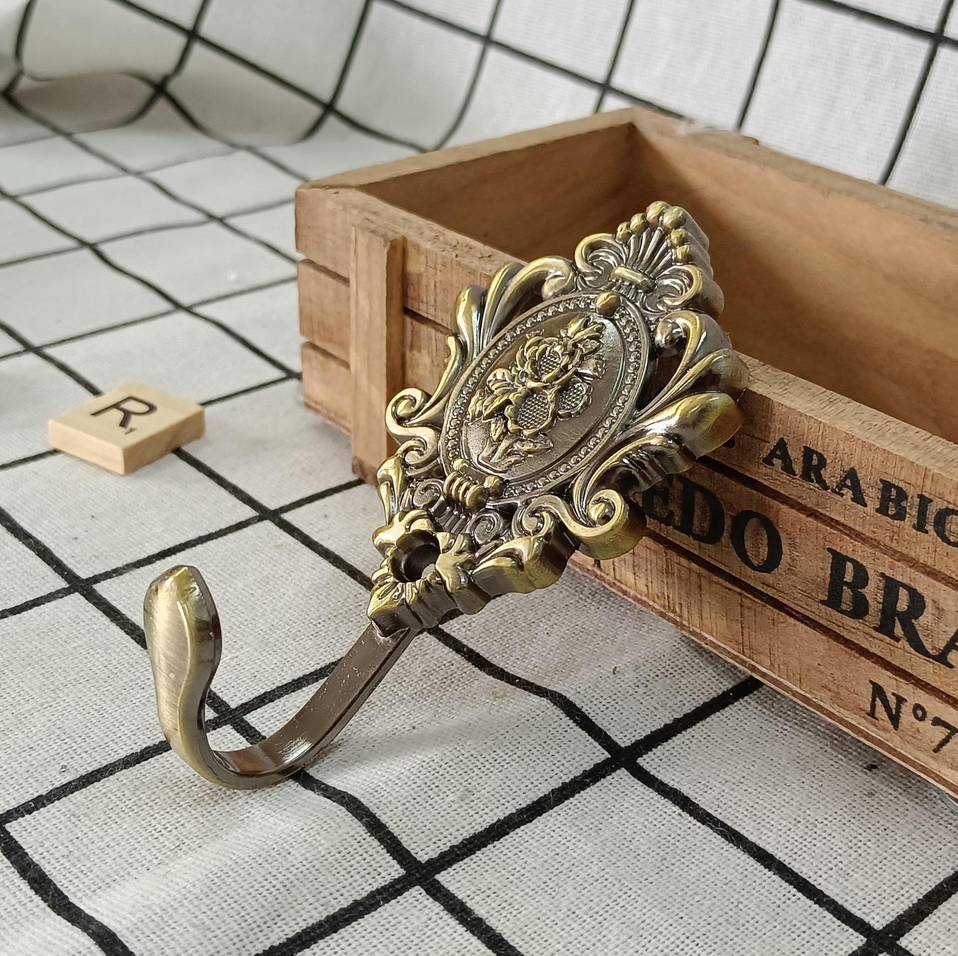 Factory direct sales of curtain hooks, European-style zinc alloy fan-shaped hooks, cross-border bath curtain hooks, door and window hooks, and coat hooks full figure