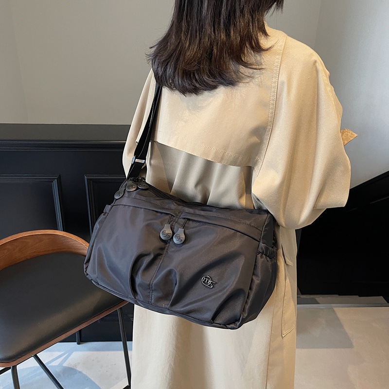 The new 2024 autumn/winter fashion and trend single-shoulder bag is a high-end, large-capacity, versatile and casual commuting crossbody bag details Picture