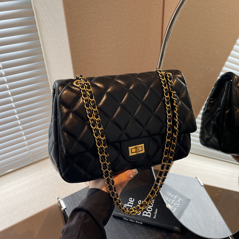 The 2024 new women's crossbody bag with a high-end feel, large capacity single-shoulder bag, niche design, and retro diamond-shaped chain bag Specification drawing