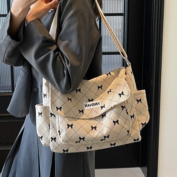 A simple, fashionable and casual large-capacity crossbody bag with a bow design from Japan and South Korea full figure