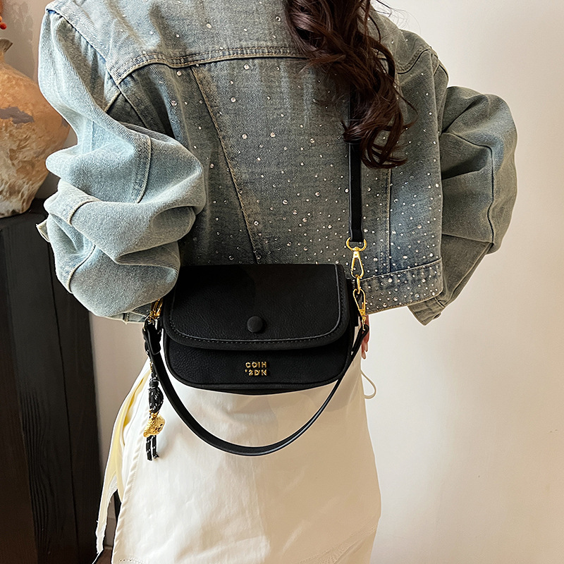 The new Spring/Summer 2025 collection features a lychee pattern underarm bag for women, a simple single-shoulder bag in a solid color, and a stylish and versatile crossbody bag Application Scenario