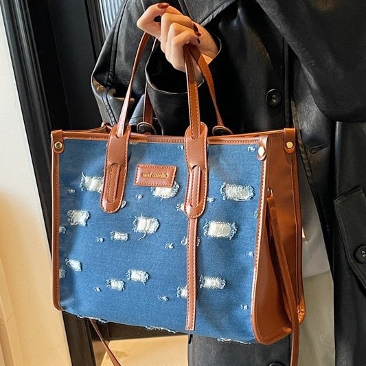 A fashionable new handbag with a contrasting color scheme, a large-capacity single-shoulder bag, and a denim casual, high-end quality commuter crossbody bag full figure