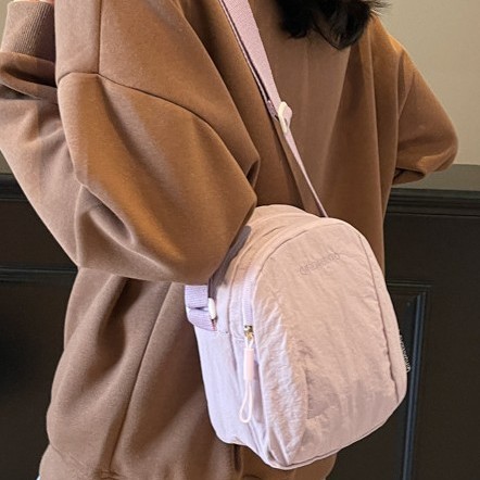 The 2025 new fashion crossbody bag is a mini casual crossbody bag that is light and simple. It is a trendy single-shoulder bag for girls to go out full figure