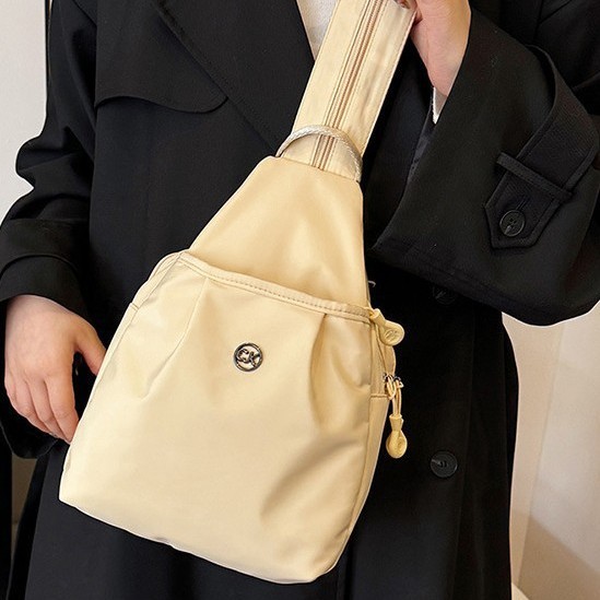 The new fashionable nylon fabric backpack for women is multi-purpose, lightweight and sturdy. It is a versatile and large-capacity commuting bag for going out full figure