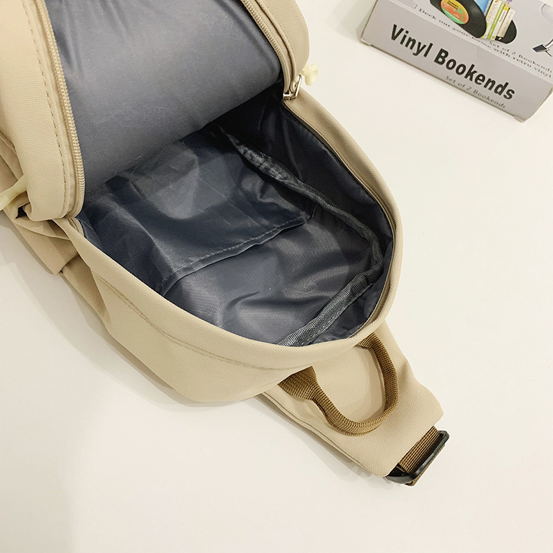 Women's crossbody bag, lightweight single-shoulder bag, new travel fashion and trendy sports bag for junior high school, senior high school and college students Application Scenario
