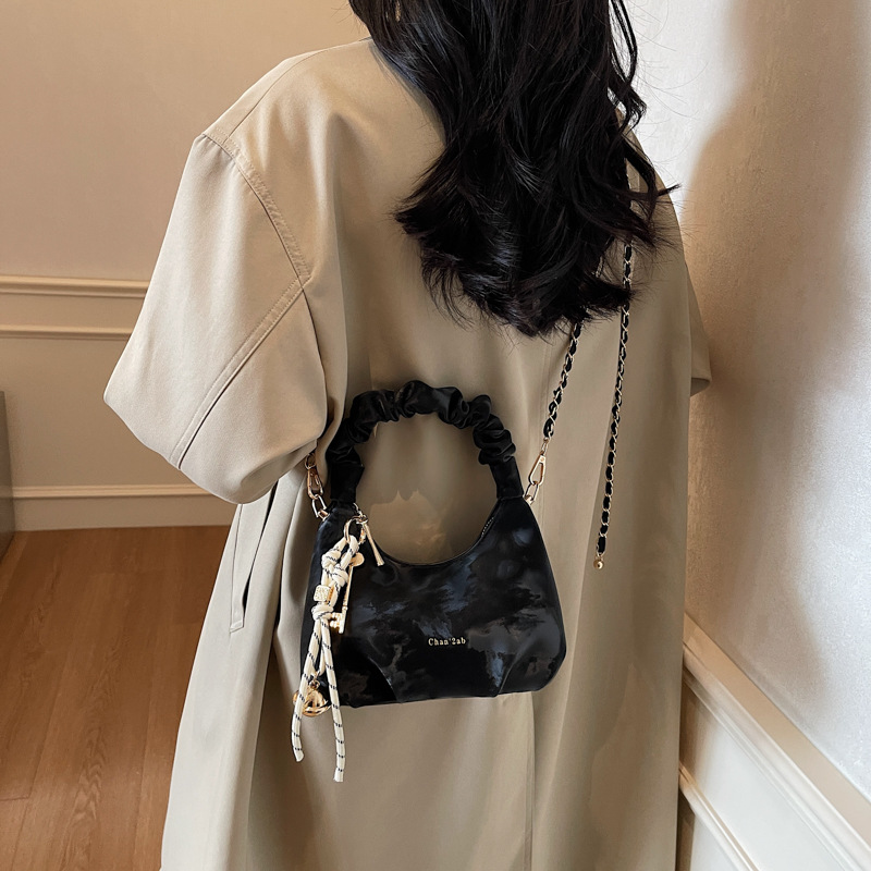 Pleated hand-held dumpling bag for women 2025 New style fashionable and versatile single-shoulder bag, trendy crossbody bag, simple and casual cloud bag Application Scenario