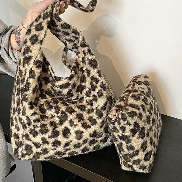 2024 New Korean InS-style woolen fabric, large-capacity single-shoulder underarm crossbody bag, woolen bag, cross-border leopard print full figure