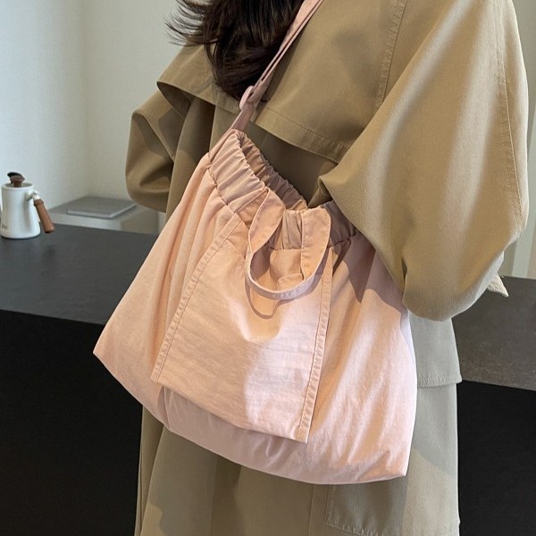 Casual large-capacity nylon fabric bag for women, 2024 new style, trendy and versatile crossbody bag, commuter tote bag details Picture