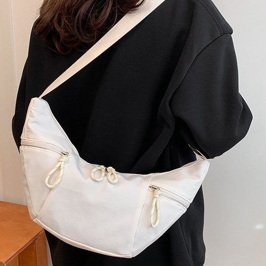 New InS-style large-capacity niche crossbody casual crescent-shaped bag, large-capacity soft and lightweight single-shoulder armpit bag Specification drawing