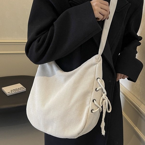A new corduroy single-shoulder crossbody bag for autumn and winter, a fashionable commuting bag for work, and a retro and artistic forest style drawstring dumpling bag Specification drawing