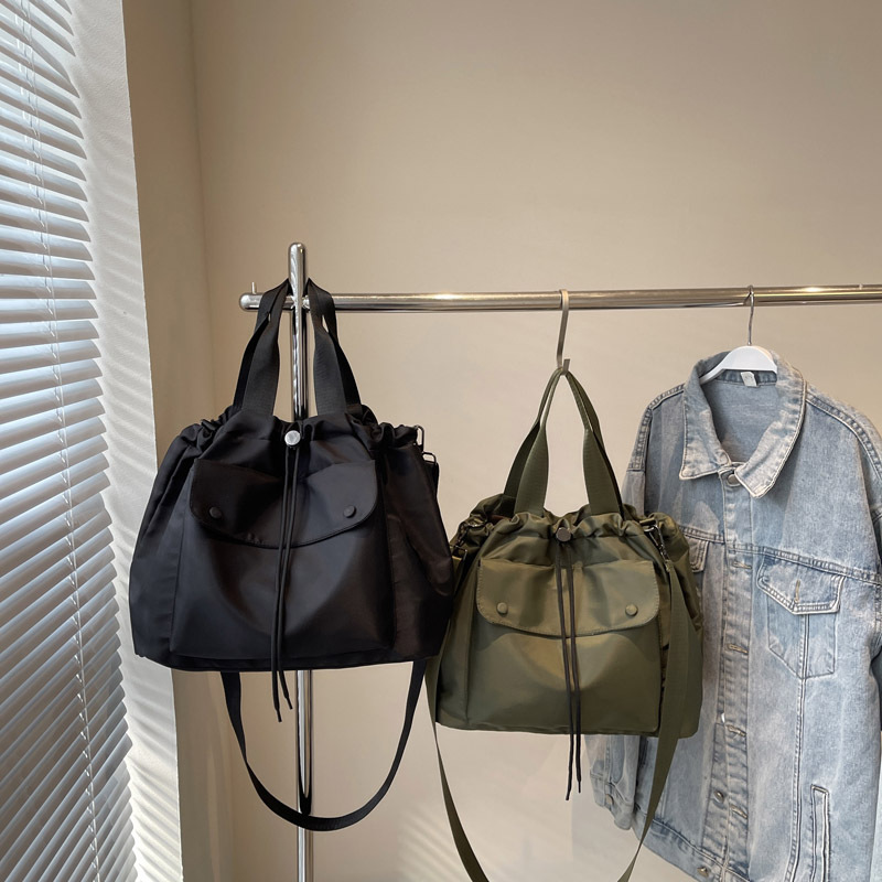 Large-capacity workwear drawstring handbag, women's outdoor sports and casual single-shoulder bag, versatile crossbody bag for commuting and travel details Picture