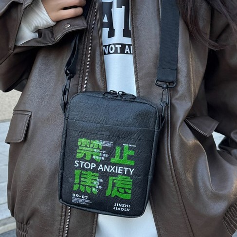 Retro lightweight waterproof small square bag, mobile phone bag, unisex sports and fitness bag, creative printed single-shoulder crossbody bag Application Scenario