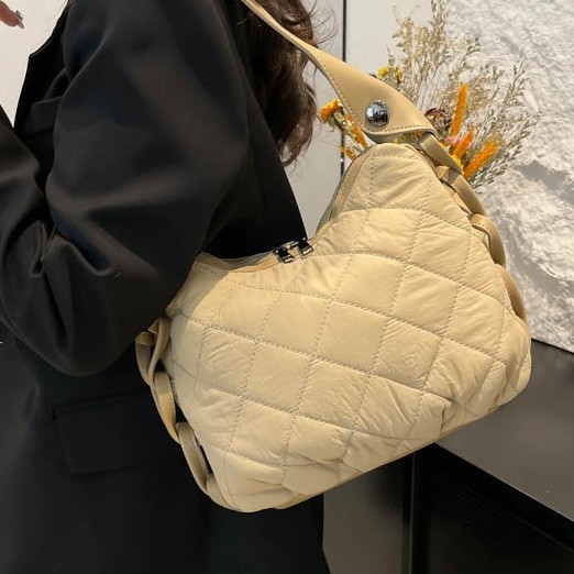 Diamond-patterned cotton jacket bag, fashionable ins trendy and elegant women's bag, new winter 2024 casual single-shoulder bag, cross-border details Picture