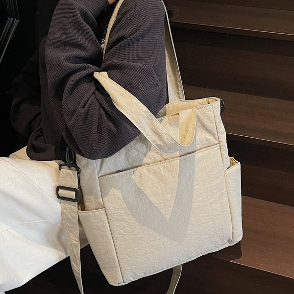 The new large-capacity tote bag for spring and summer by Bag Girl has sparked a trend of retro and simple commuting casual crossbody bags full figure